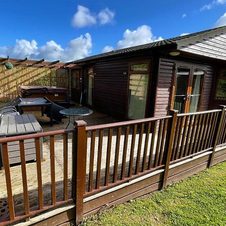 Conkers Lodge For 6 With Hot Tub & Secluded Decking - Spa Resort In Devon Chudleigh Bagian luar foto