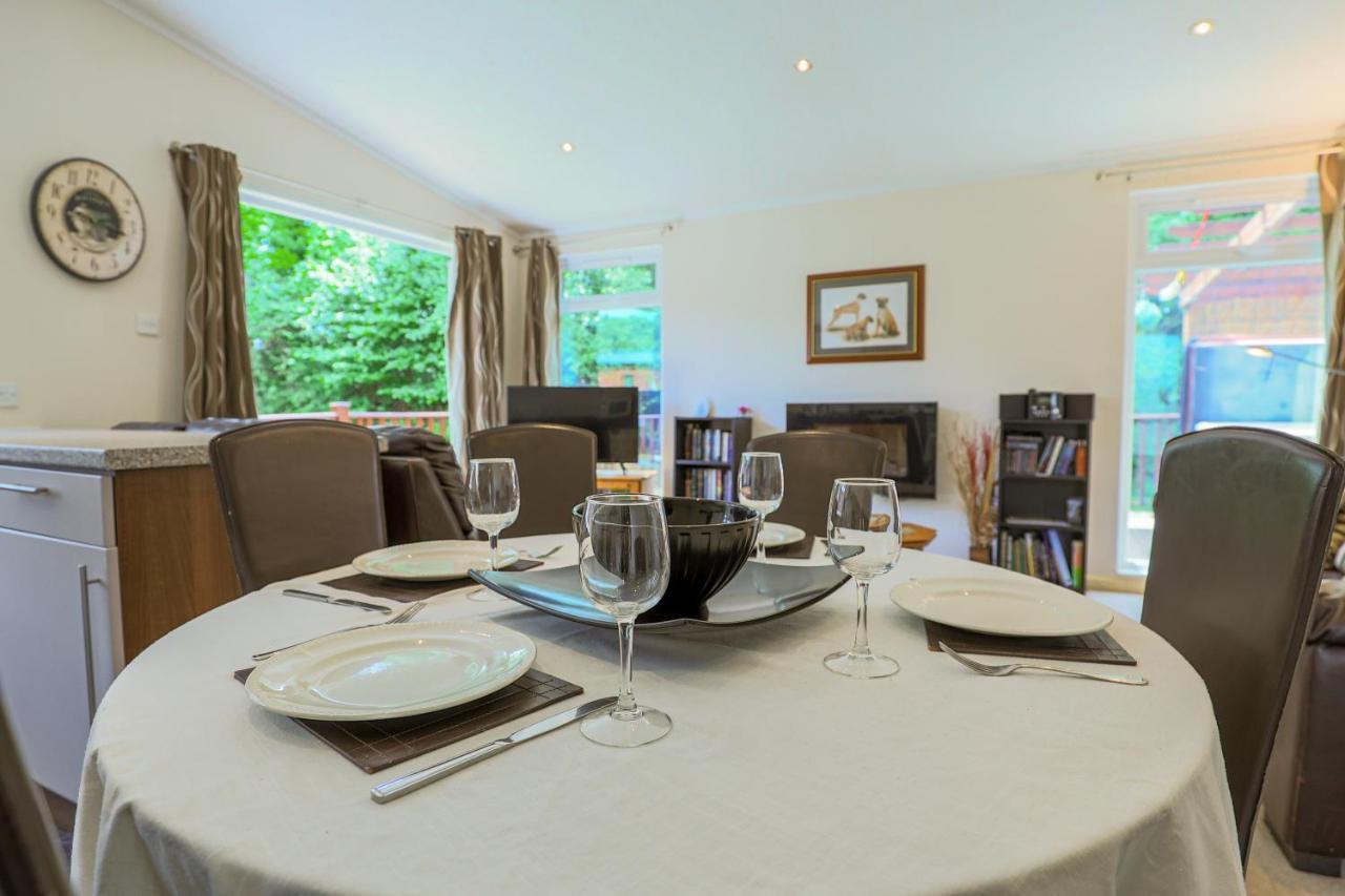 Conkers Lodge For 6 With Hot Tub & Secluded Decking - Spa Resort In Devon Chudleigh Bagian luar foto