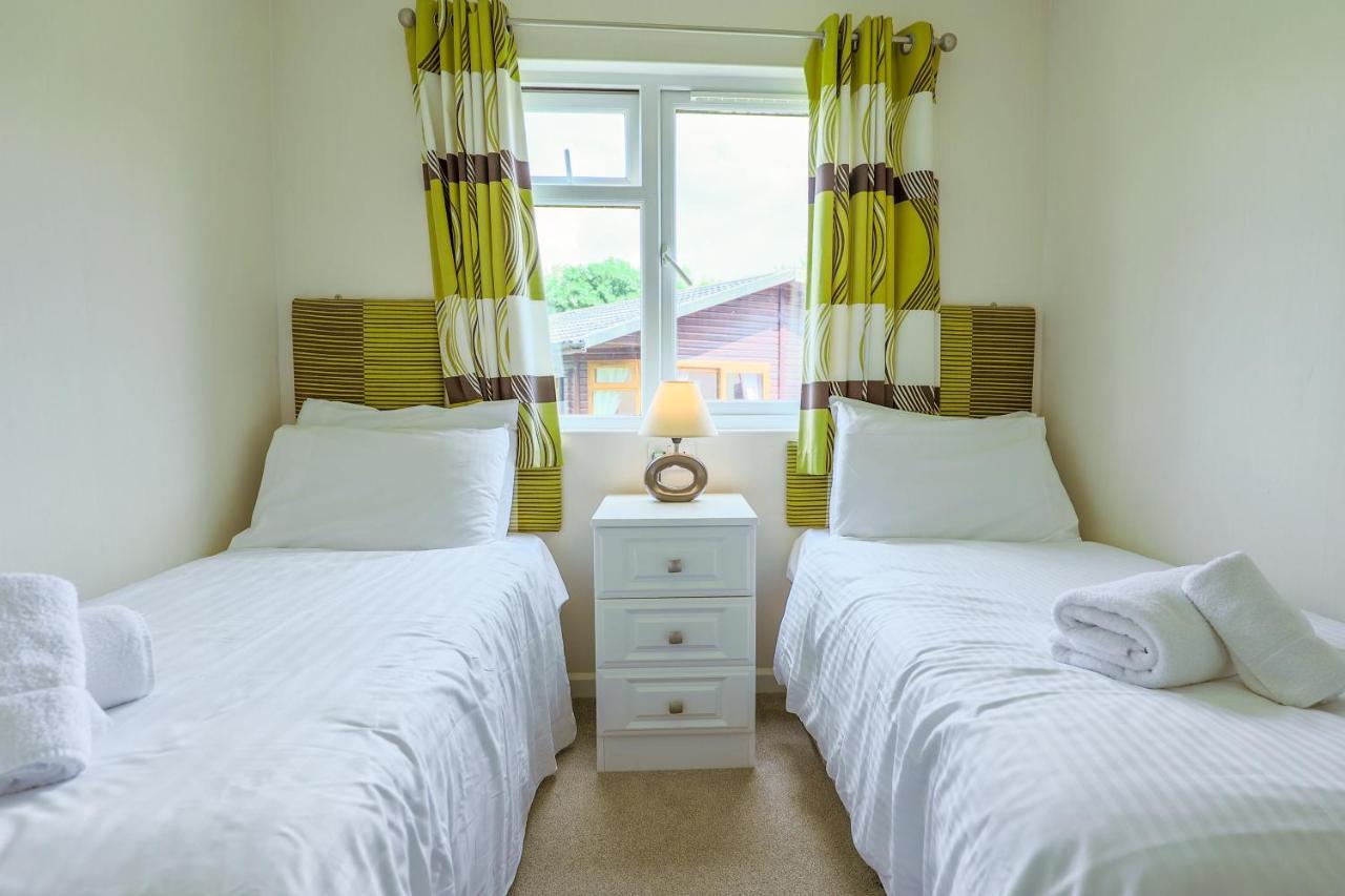 Conkers Lodge For 6 With Hot Tub & Secluded Decking - Spa Resort In Devon Chudleigh Bagian luar foto