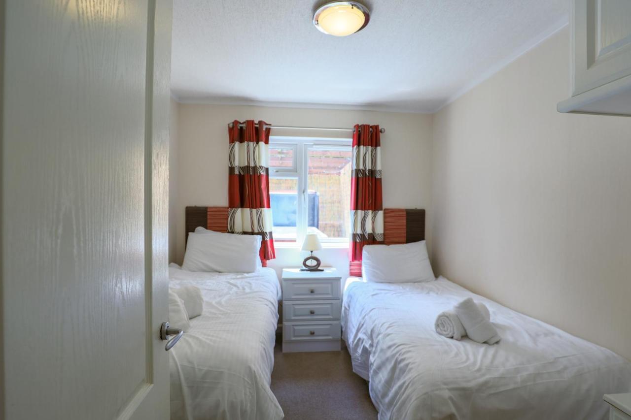 Conkers Lodge For 6 With Hot Tub & Secluded Decking - Spa Resort In Devon Chudleigh Bagian luar foto