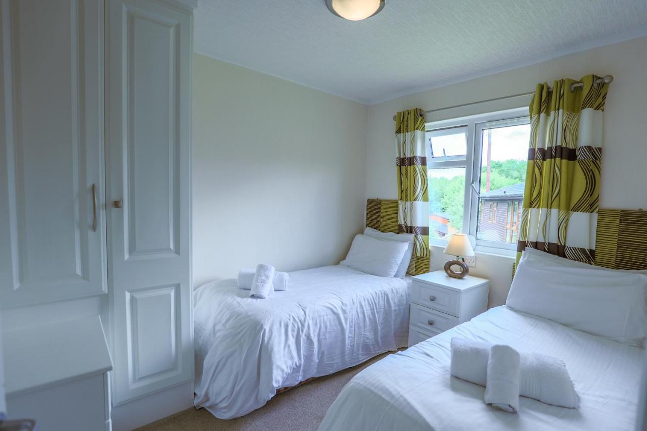 Conkers Lodge For 6 With Hot Tub & Secluded Decking - Spa Resort In Devon Chudleigh Bagian luar foto